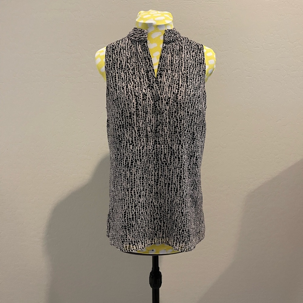 Banana republic v-neck sleeveless blouse
